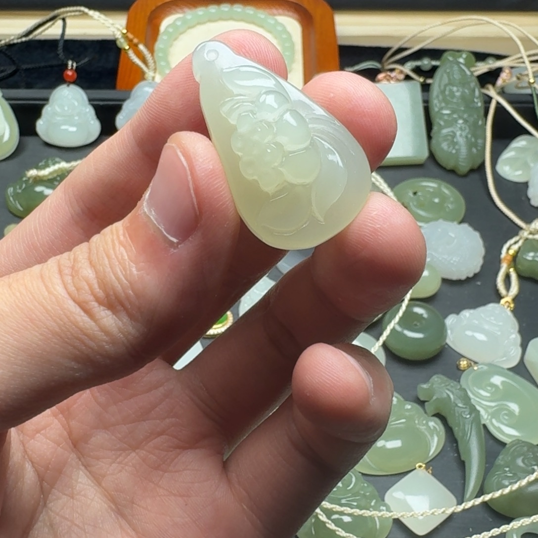 尹***妮和田玉未镶嵌颈饰