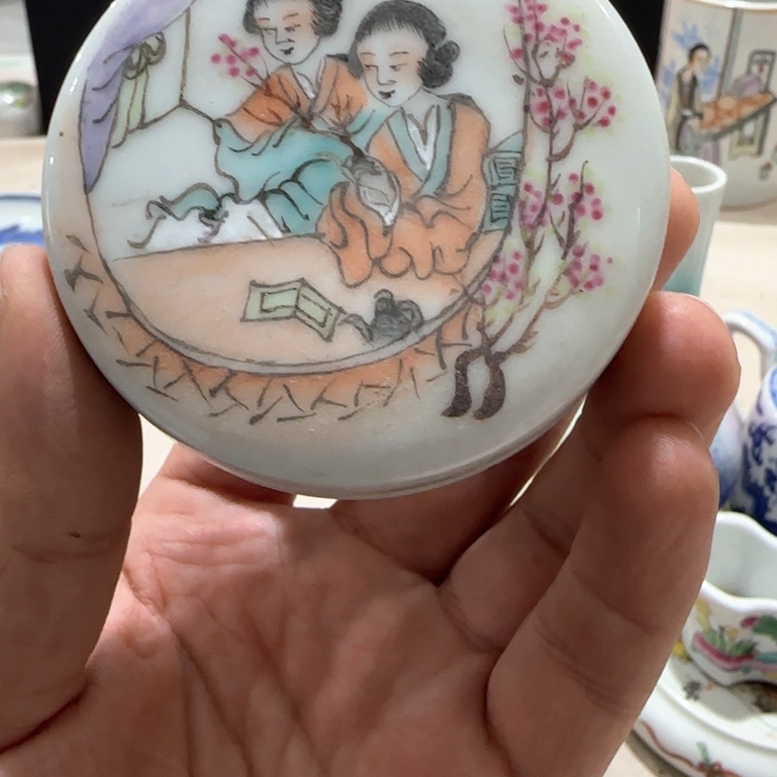 瓷片瓷器上还有两条长线上镌刻