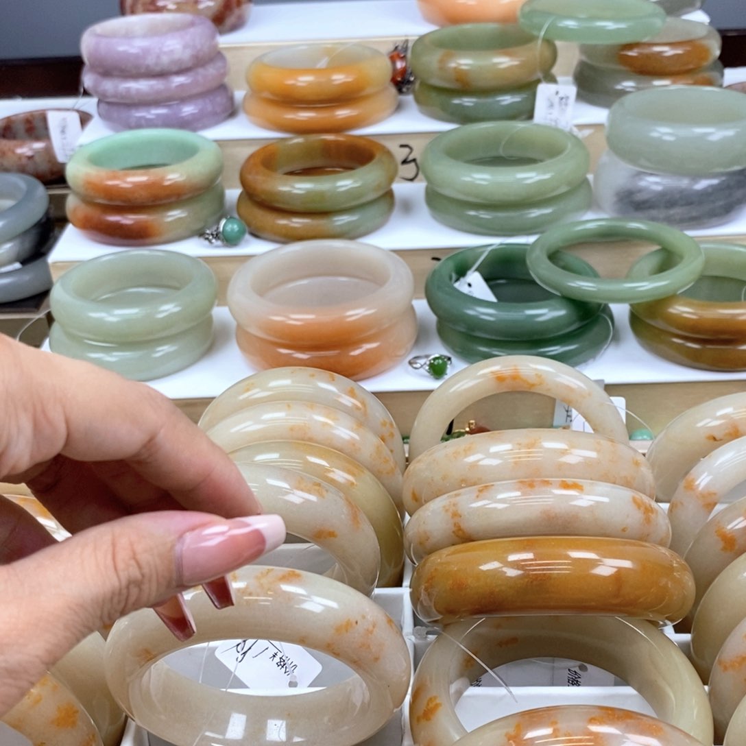 石英质玉手镯未镶嵌小**呀