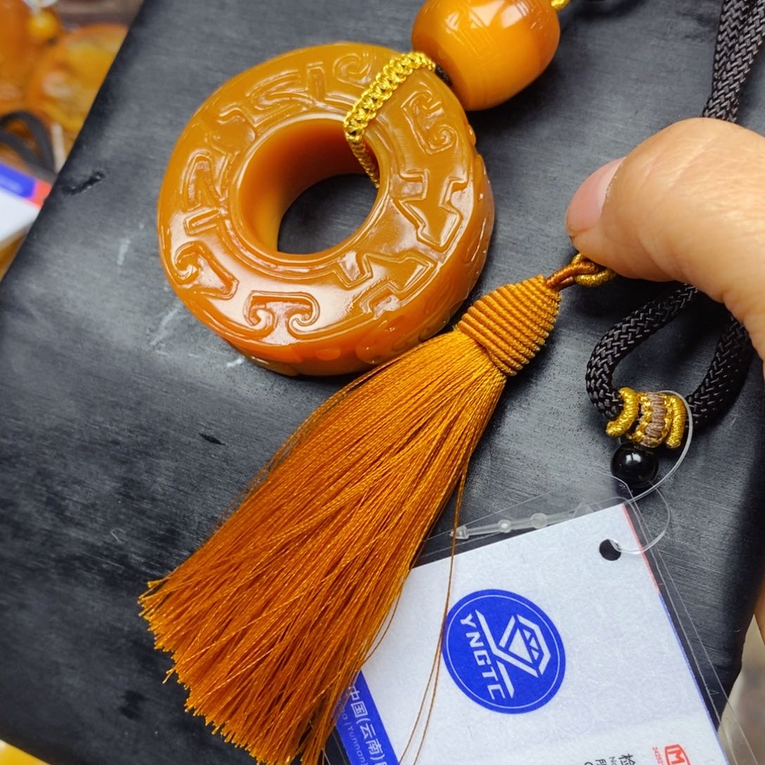 石英质玉（黄龙玉）颈饰未镶嵌