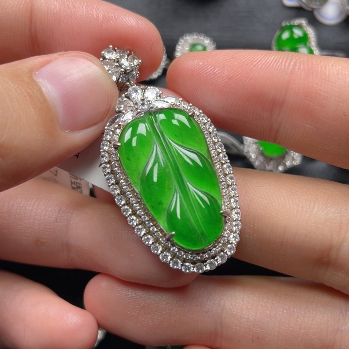 翡翠颈饰银S925镶嵌吊坠