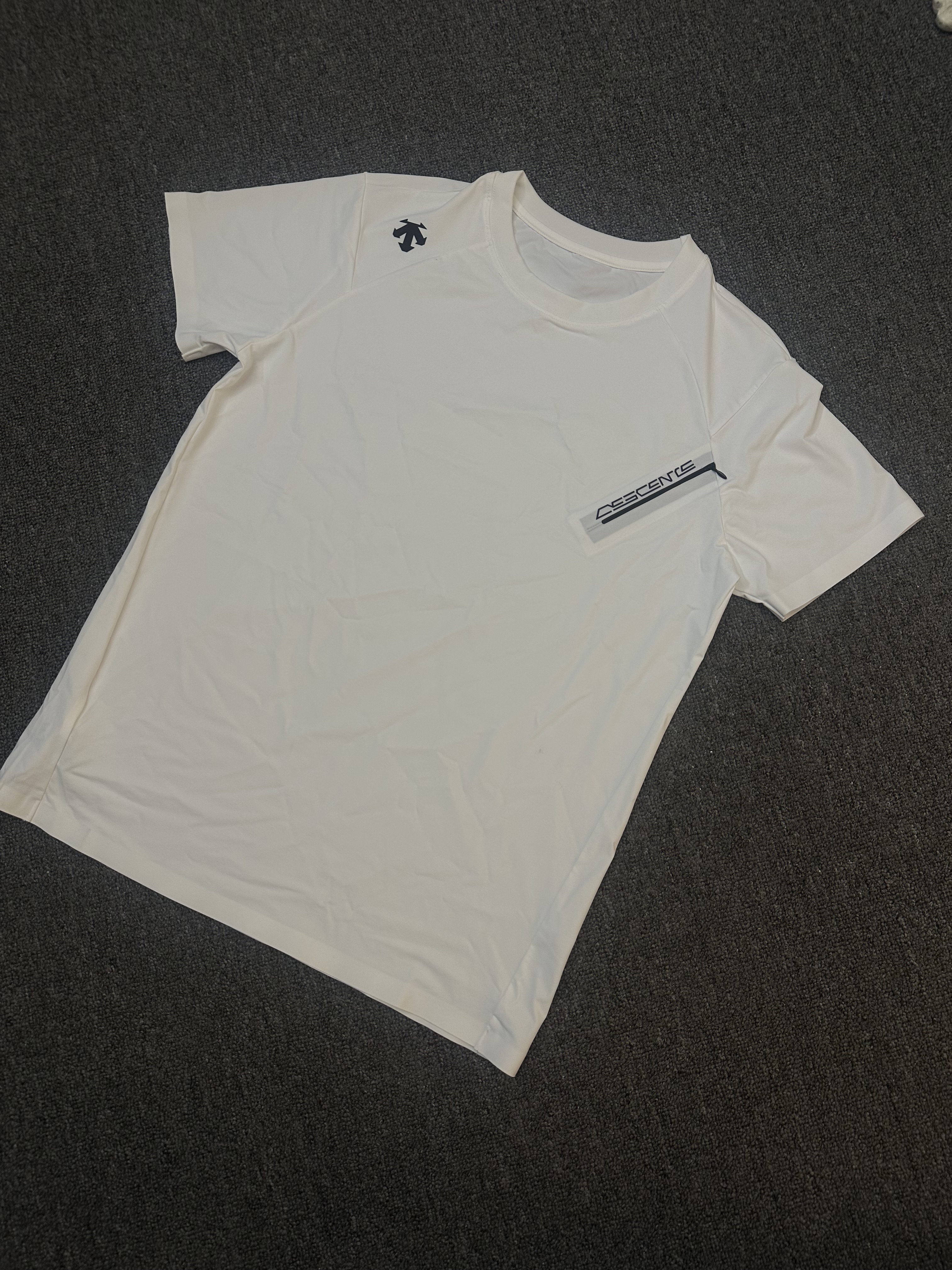 迪+特梭织压胶透气打孔速干工艺设计情侣上衣