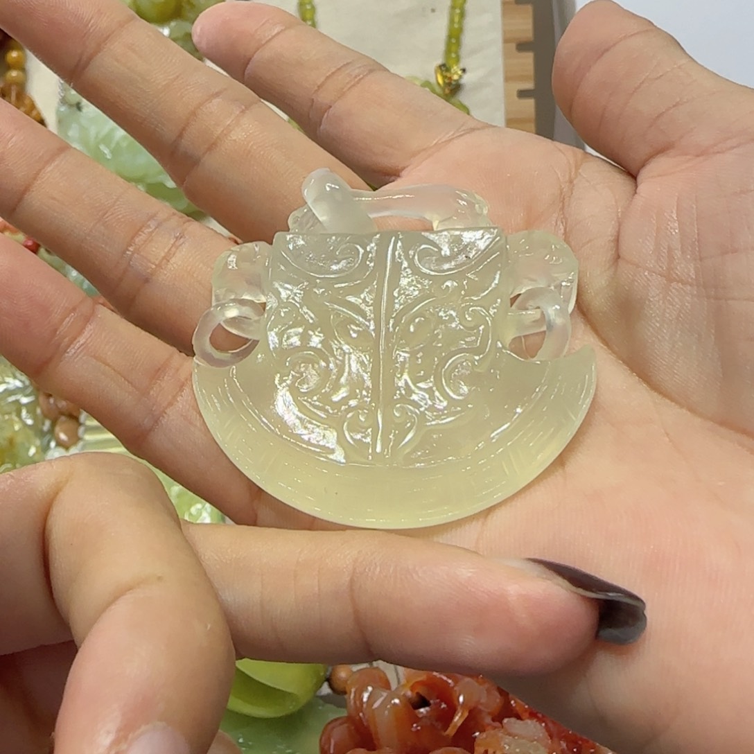 未镶嵌蛇纹石玉吊坠荔**?