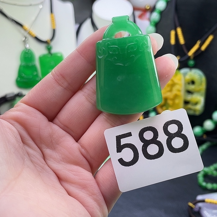 翡翠未镶嵌吊坠(赠链)