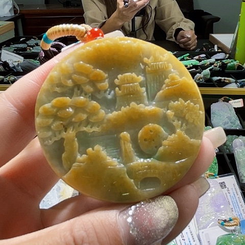 翡翠未镶嵌颈饰一个
