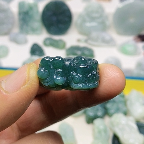 翡翠颈饰未镶嵌吊坠