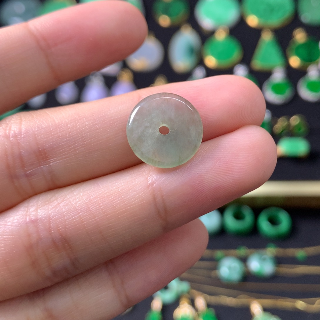 翡翠未镶嵌颈饰有纹裂