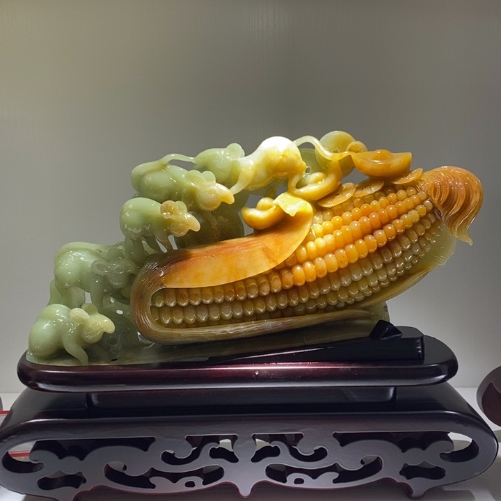 蛇纹石玉（覆膜）未镶嵌珠宝奇石