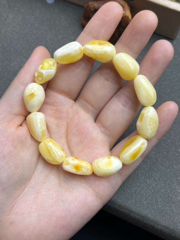 琥珀蜜蜡随形手串白花