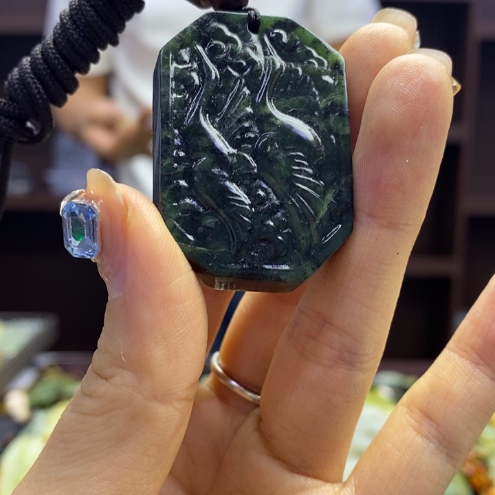 蛇纹石玉未镶嵌颈饰