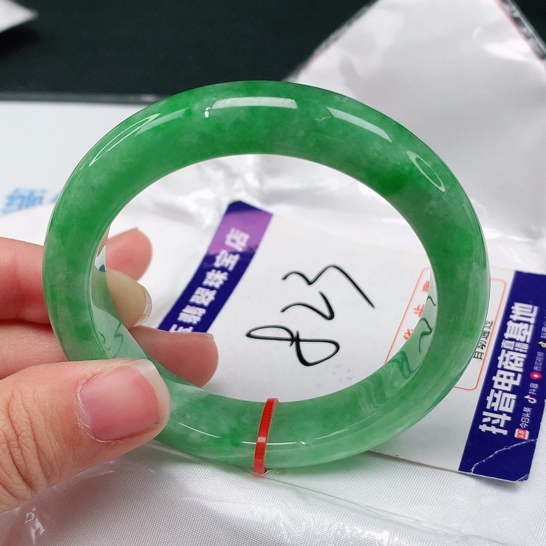 翡翠手镯未镶嵌翡翠