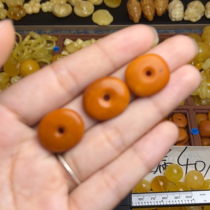 蜜蜡未镶嵌珠宝奇石老蜡鸡油红藏扣一个