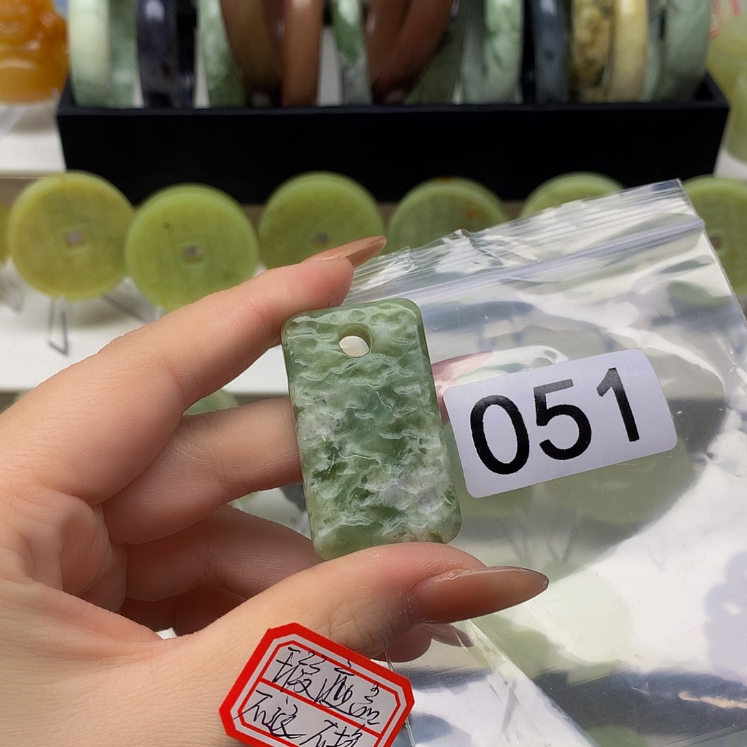 蛇纹石玉颈饰未镶嵌