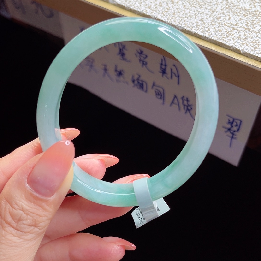 翡翠手镯未镶嵌手镯