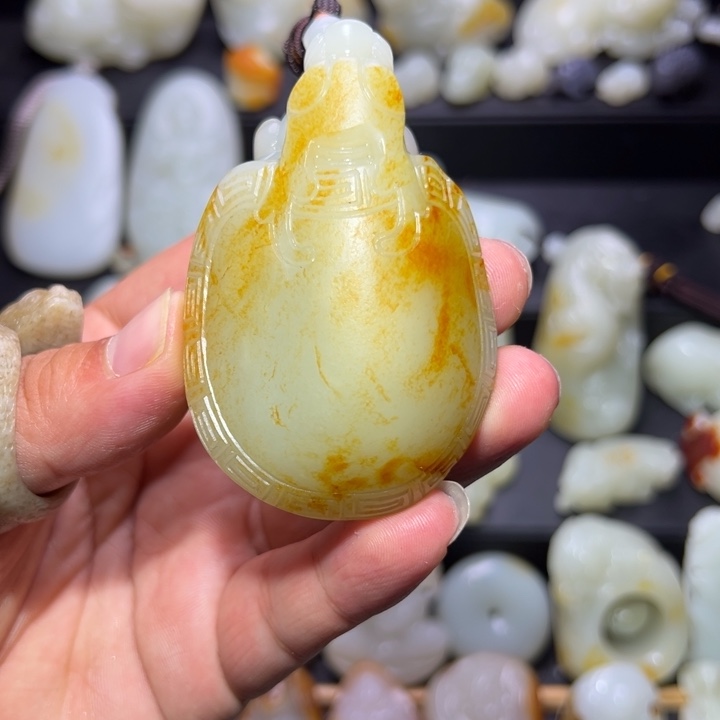 和田玉未镶嵌颈饰山*