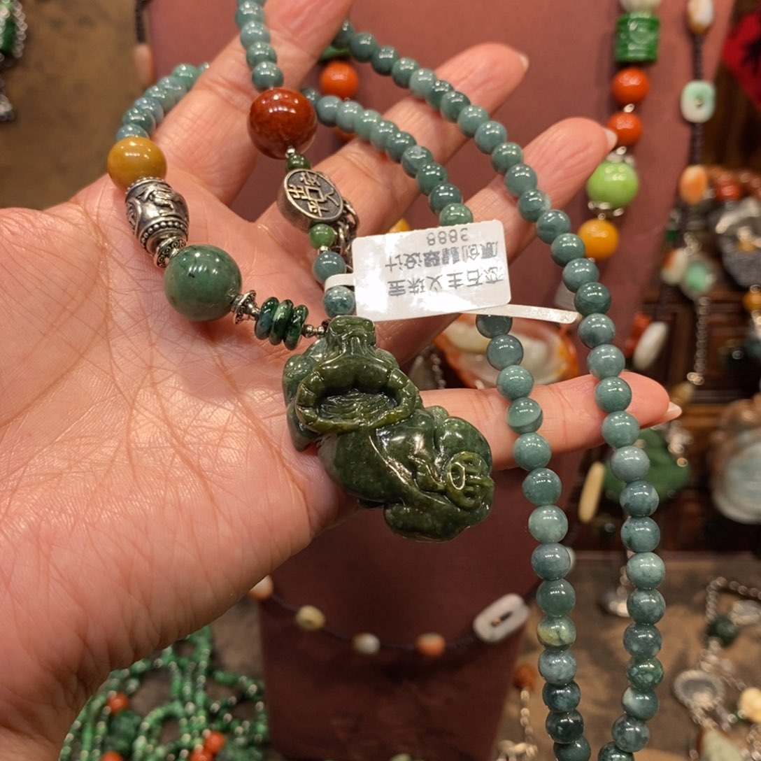 翡翠吊坠(赠链)未镶嵌