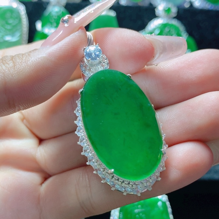 翡翠颈饰未镶嵌             