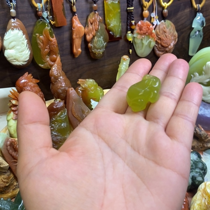 蛇纹石玉未镶嵌颈饰