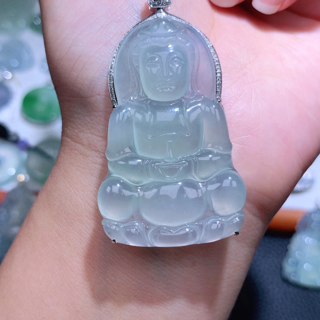 翡翠18K金镶嵌颈饰观音