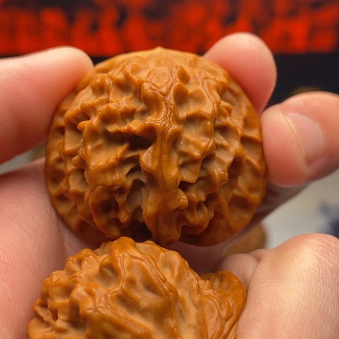 V***a文玩核桃把件龙鳞