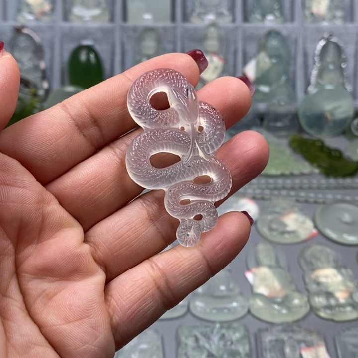 蛇纹石玉颈饰未镶嵌