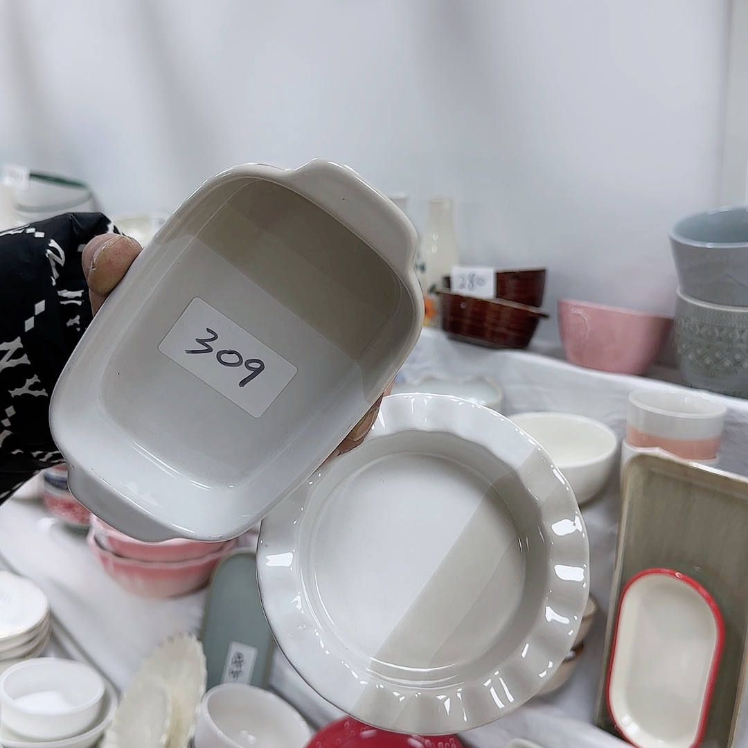 瓷片         两个。        