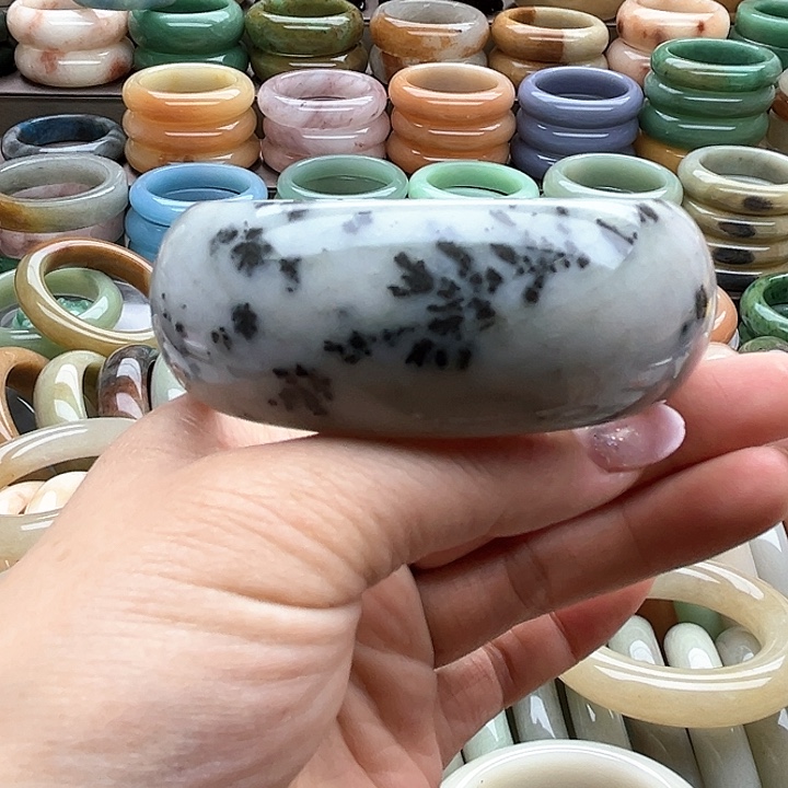 石英质玉手镯未镶嵌无***。