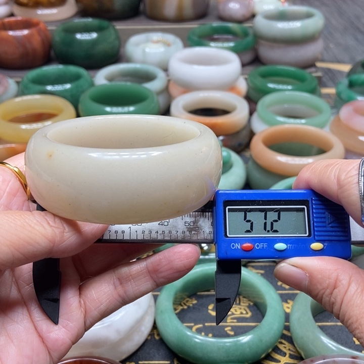 石英质玉手镯未镶嵌