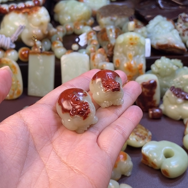 谈***南岫岩河磨玉（透闪石质玉）未镶嵌挂件