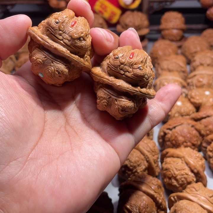 何*蛤蟆头雕刻的金蟾