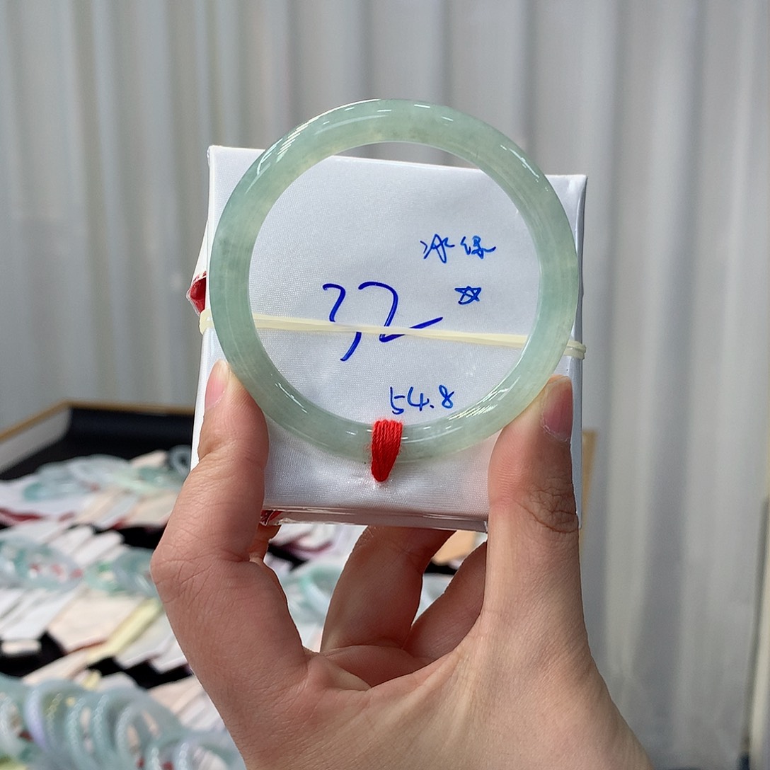 翡翠手镯未镶嵌翡翠