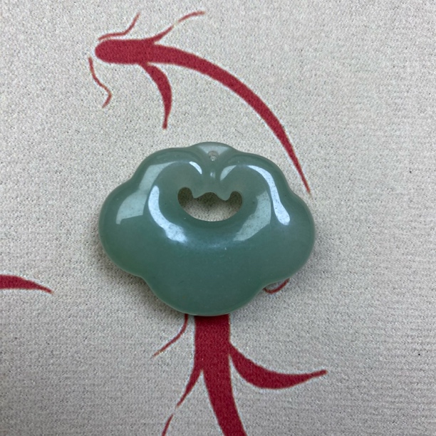 天然东陵玉 简约绿底祥云锁