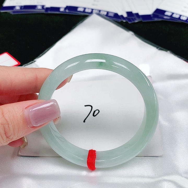 翡翠手镯未镶嵌翡翠手镯未镶嵌