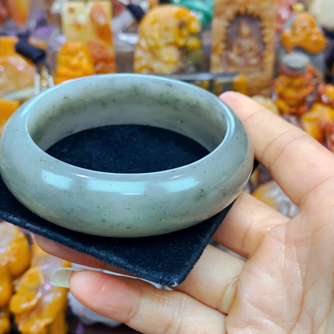 未镶嵌石英质玉（黄龙玉）颈饰