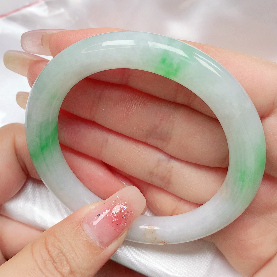 翡翠手镯未镶嵌抖音