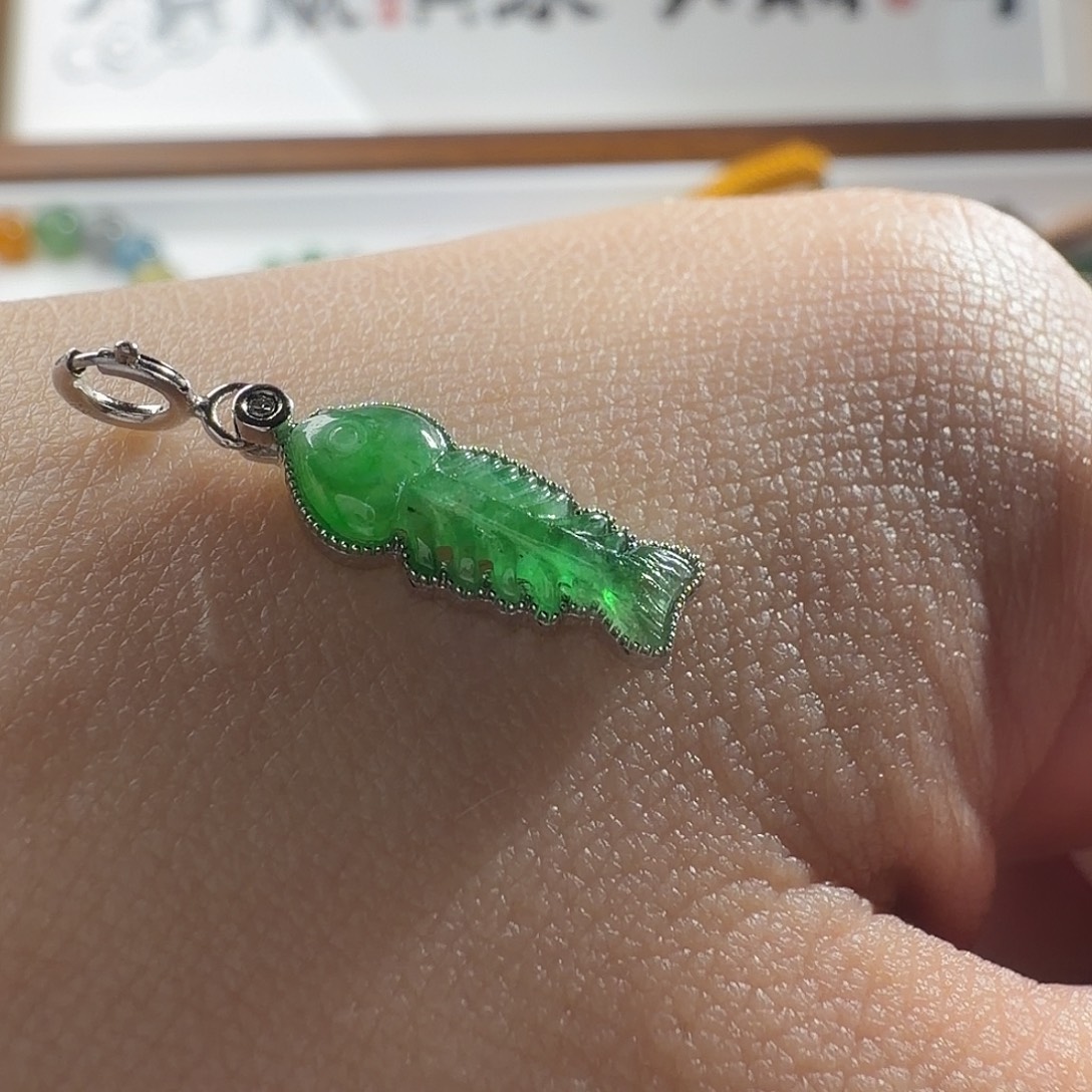 蹦***爪翡翠18K金镶嵌颈饰