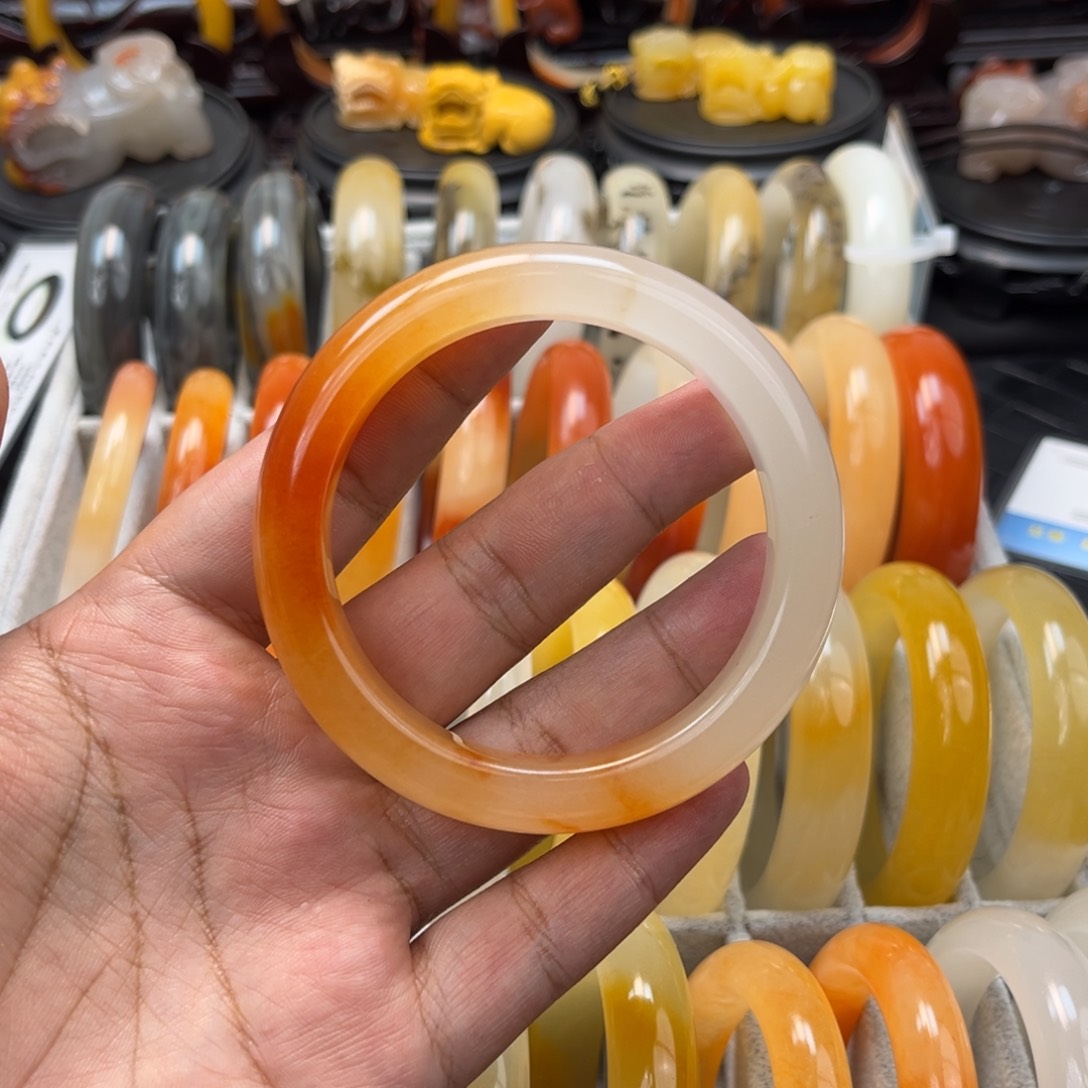 石英质玉（黄龙玉）手镯未镶嵌橘***?