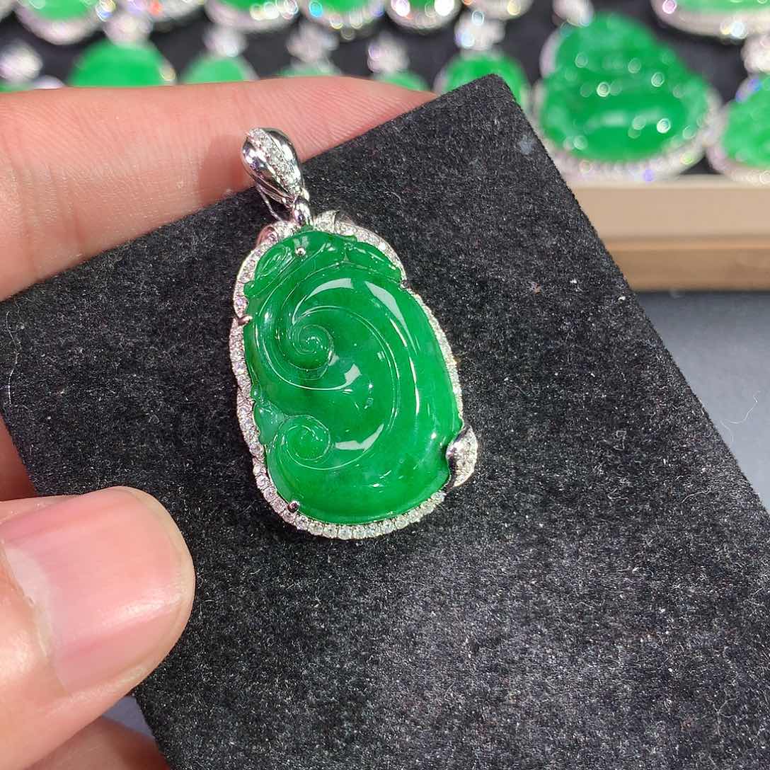 翡翠吊坠(赠链)18K金镶嵌