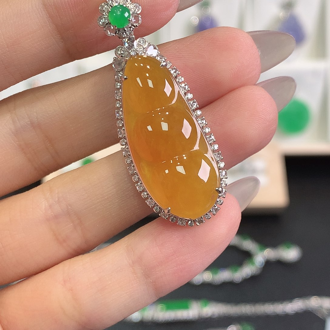 翡翠18K金镶嵌颈饰2、