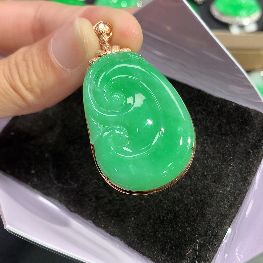 翡翠吊坠(赠链)18K金镶嵌