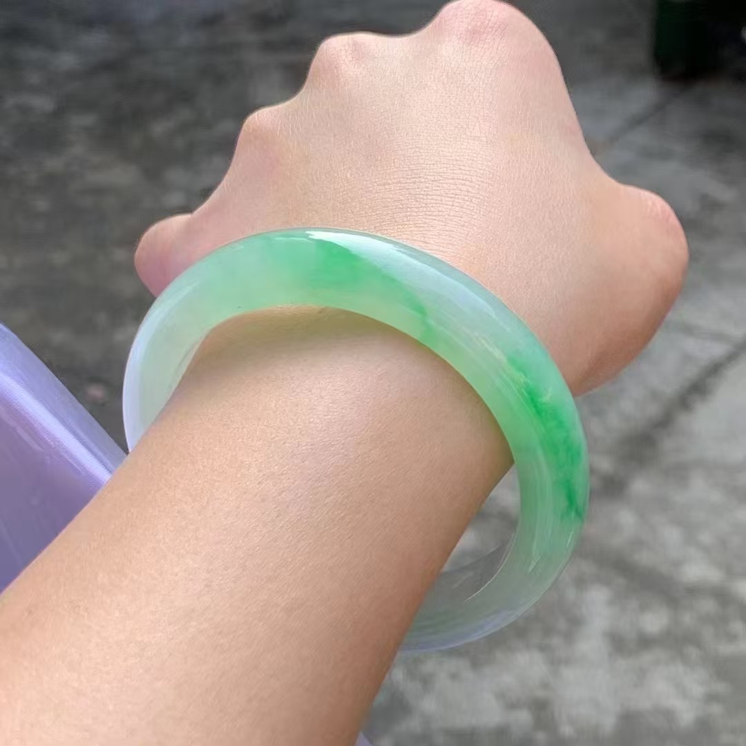时尚雪飘花冰透女款气质手镯美人镯浅绿飘绿手镯