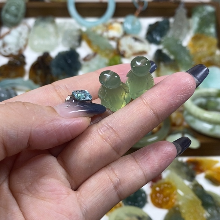 未镶嵌蛇纹石玉吊坠