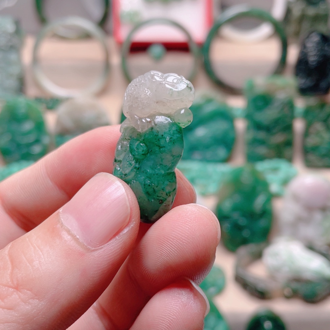 独山玉未镶嵌颈饰