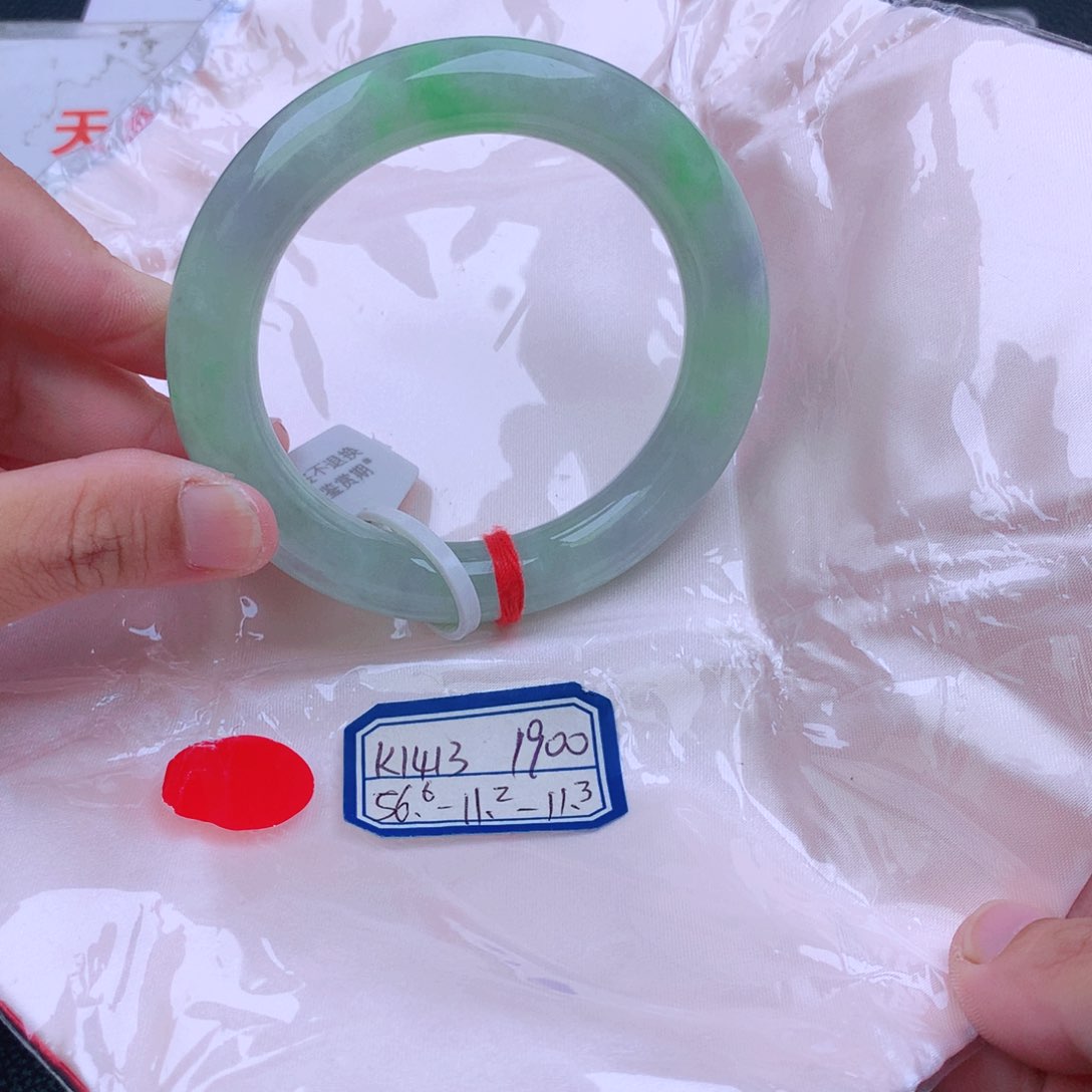 翡翠手镯未镶嵌翡翠