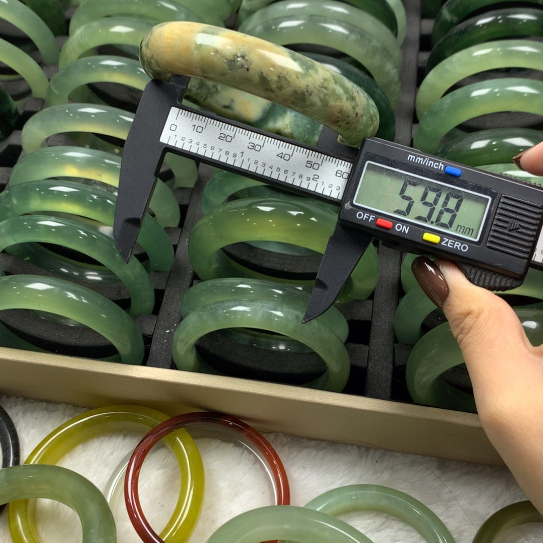 蛇纹石玉未镶嵌手镯320