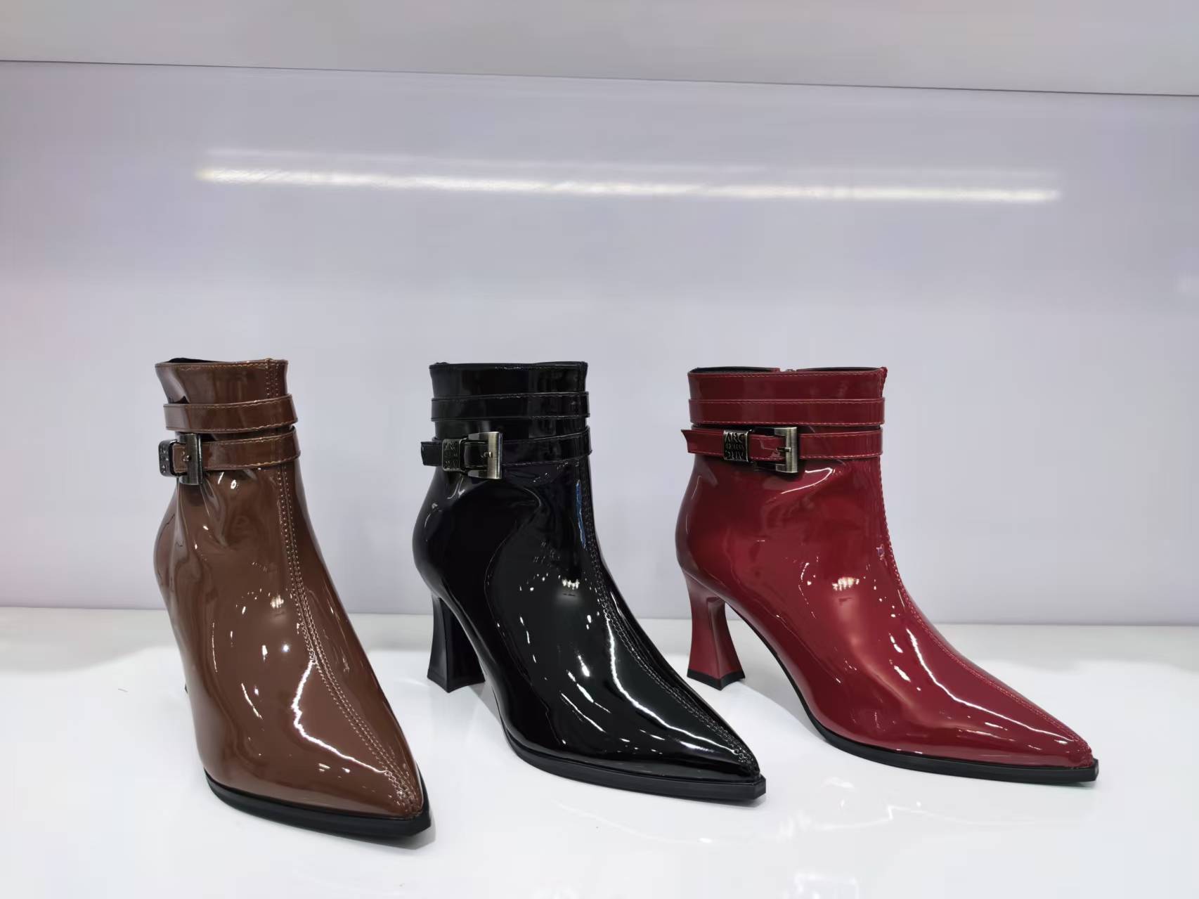 AKYOL 漆皮尖头高跟短靴 金属扣带装饰 优雅百搭时装靴