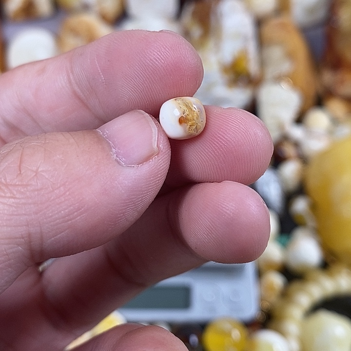 悲***辣琥珀未镶嵌珠宝奇石我