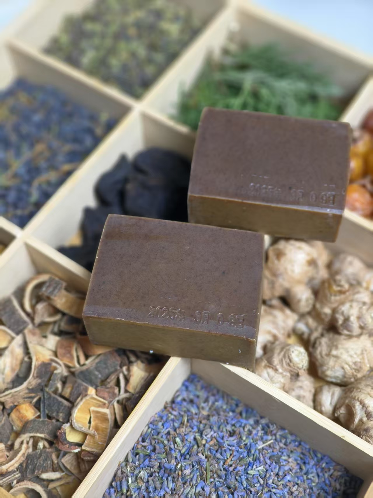 首乌侧柏迷迭香控油皂草本植物养发护发掉油脱冷制皂