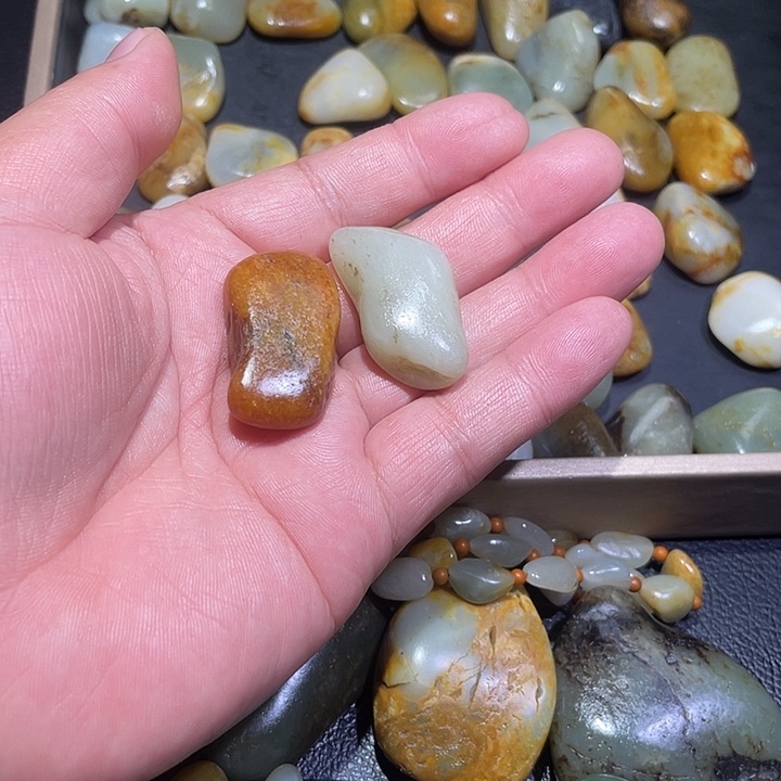 用***人和田玉未镶嵌颈饰