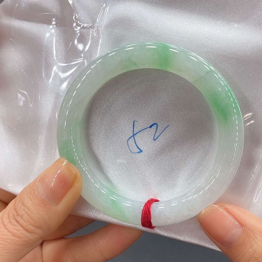 翡翠手镯未镶嵌翡翠手镯